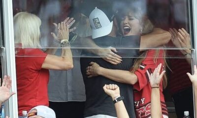 Breaking: “3 Minutes Ago” : SoFi Stadium Erupts in Celebration and Applauds as NFL Star Travis Kelce Proposes to Long Time Girlfriend Taylor Swift with a $7 Million Engagement Ring, upon her arrival for the Chiefs vs. Chargers game. Just moments after Swift entered the stadium, Kelce greeted her in a private area and, to the shock and delight of those around them, got down on one knee and proposed….[VIDEO]